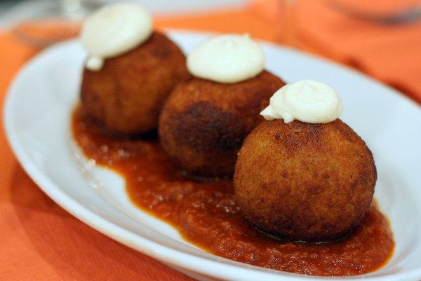 Disfruta de algunas de las mejores tapas de Barcelona. ¡Incluso si solo tiene 48 horas, puede probar algunos de los mejores de la ciudad!
