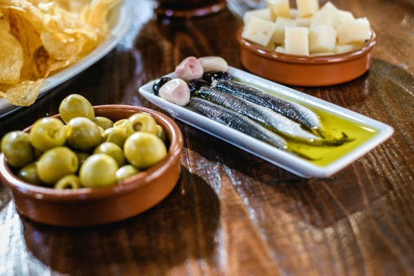 Las tapas en España son platos sencillos y frescos que se comparten mejor entre amigos.