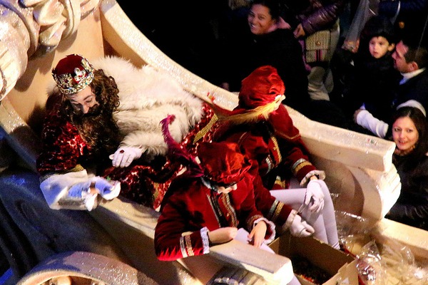¡Viste a los Reyes Magos con ropas reales, mientras que los demás en las carrozas se visten con brillantes colores navideños mientras arrojan dulces a la multitud! 