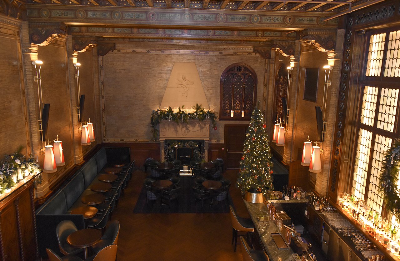 Antiguo comedor con árbol de Navidad
