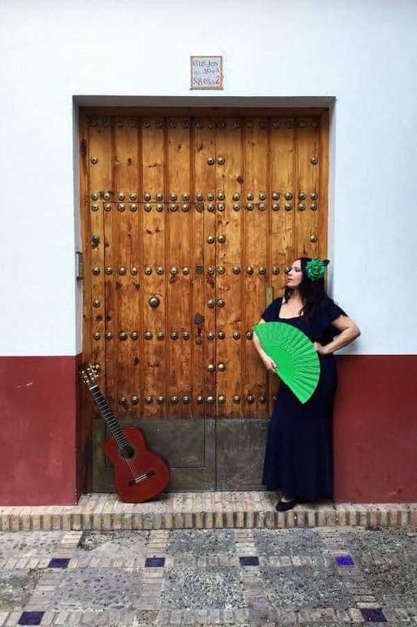 Carmen es guía con Devorar Sevilla