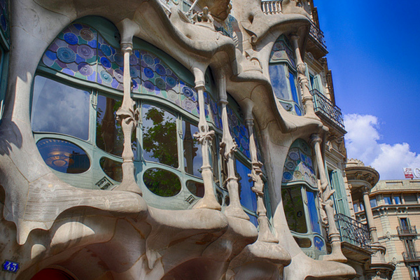 Cás Batlló se encuentra en el hermoso Passeig De Gracia. ¡Un paseo por aquí definitivamente está en nuestra guía económica de Barcelona!
