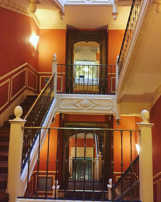 ¿Te estás preguntando dónde alojarte en Madrid en el bonito barrio de Huertas? ¡Hotel Catalonia Las Cortes es una de nuestras mejores opciones!