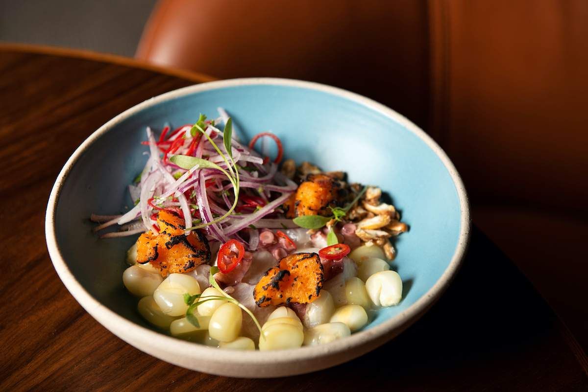 Ceviche en un tazón azul pálido