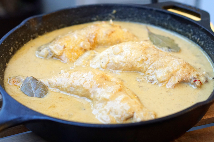 Pollo en Salsa de Almendras es una de las muchas recetas de La Comida de España de Claudia Roden, uno de los mejores libros de cocina española que existen.