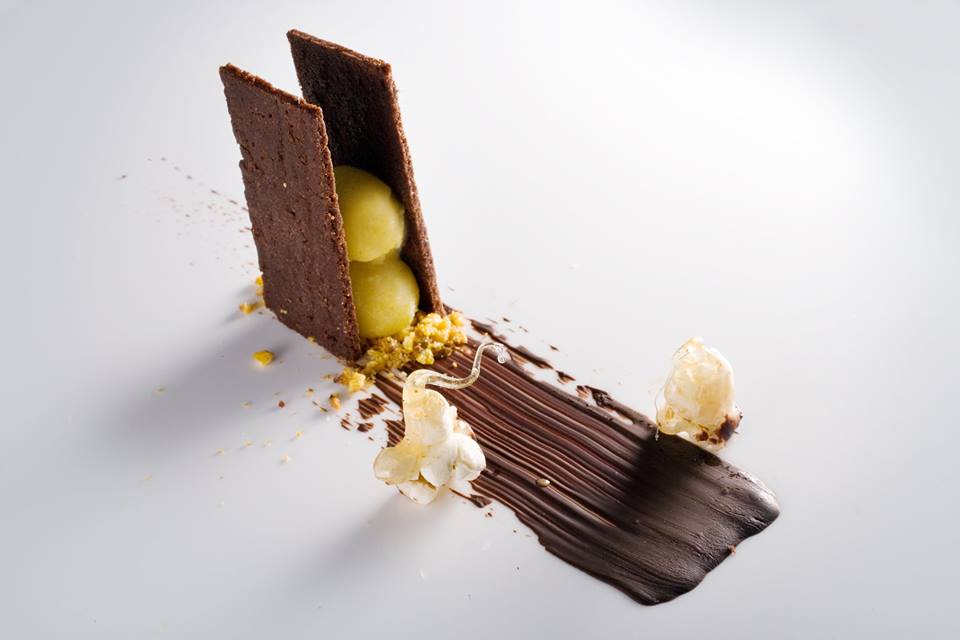 fuego negro es perfecto para cualquiera que busque dónde comer en el casco antiguo de San Sebastián, ¡este postre de chocolate y maíz es único y delicioso!