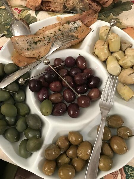 Plato de antipasti de aceitunas, alcachofas en escabeche y anguila