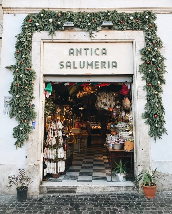 Deli decorado para Navidad en Italia