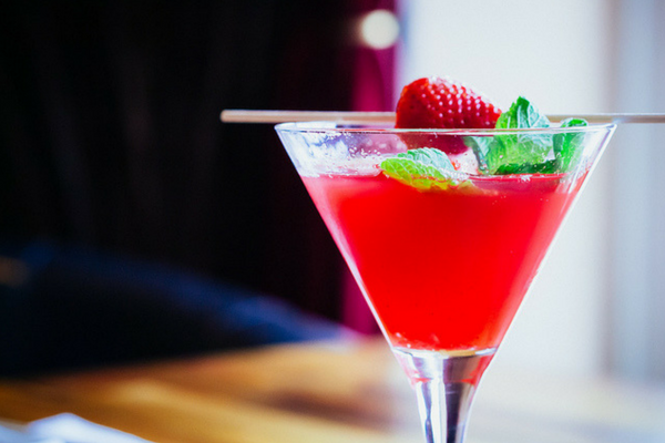 ¡Nos encanta un buen cóctel! ¡Sobre todo antes de salir a disfrutar de algunas de las mejores coctelerías de Barcelona!