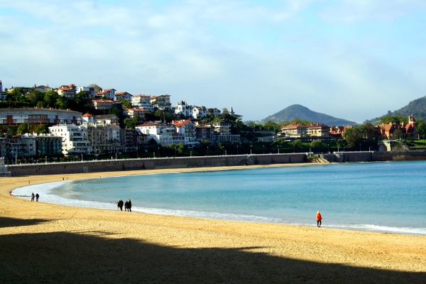 Cuando busque dónde alojarse en San Sebastián, asegúrese de considerar el barrio de La Concha, junto a la impresionante bahía de La Concha.