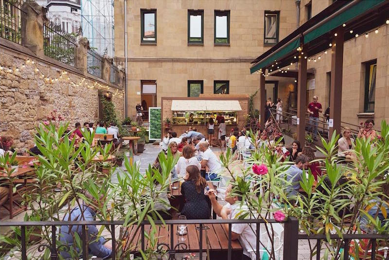 Una de nuestras terrazas favoritas en San Sebastián es el hermoso patio del Convento. ¡No hay mejor lugar para disfrutar de un día soleado!