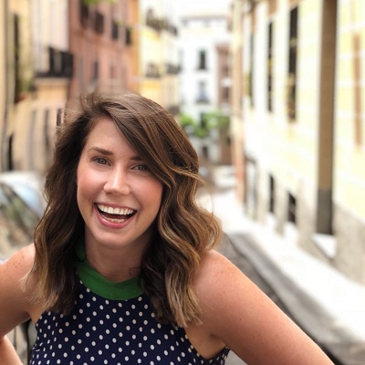 Courtney está en el equipo de Servicio al Cliente en Devour Tours