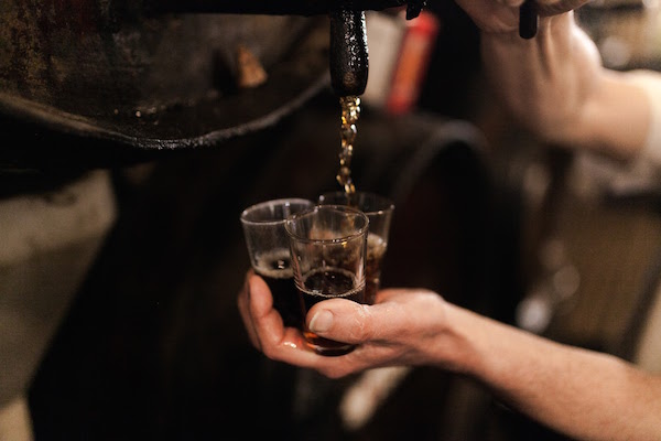 Disfrutar de una refrescante copa de vermut es una de las experiencias favoritas de los amantes del vino en Barcelona.