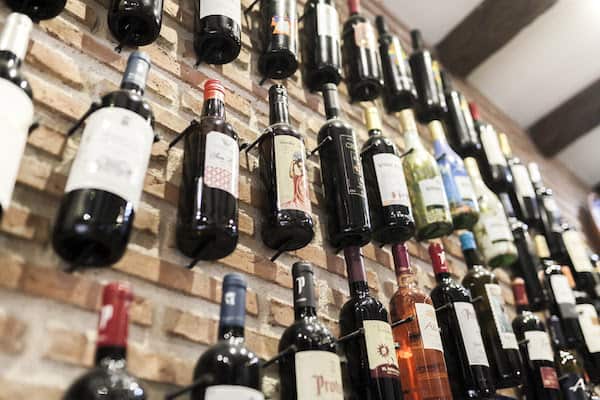 Los bares de vinos en Barcelona ofrecen una increíble selección de vinos españoles e internacionales.