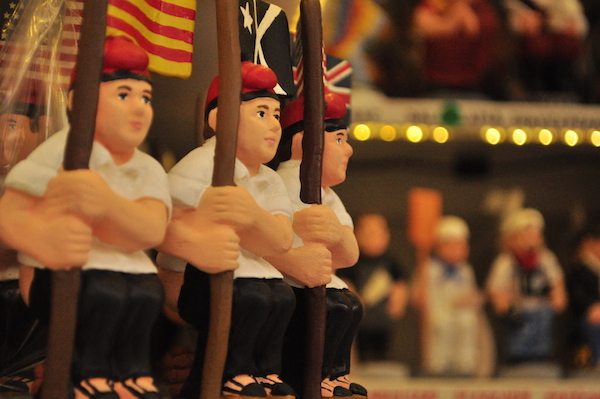 ¡Que no te sorprenda ver estas figuritas por toda la ciudad, especialmente en Navidad! ¡El caganer es una tradición navideña muy querida en Barcelona!