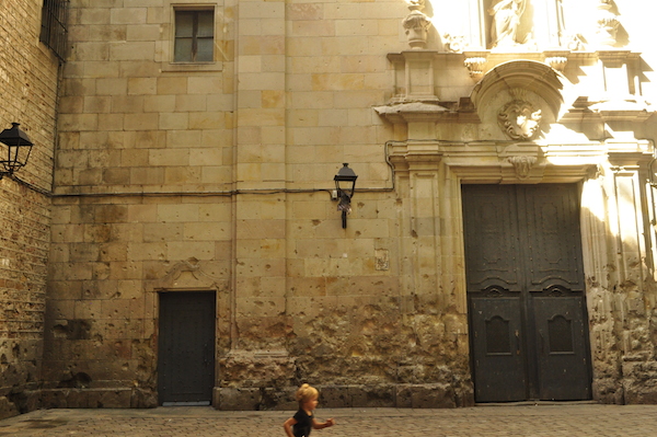 ¡El Barrio Gótico de Barcelona está lleno de magia y misterio! Nos encanta relajarnos en una de las muchas plazas y disfrutar de la belleza que nos rodea.