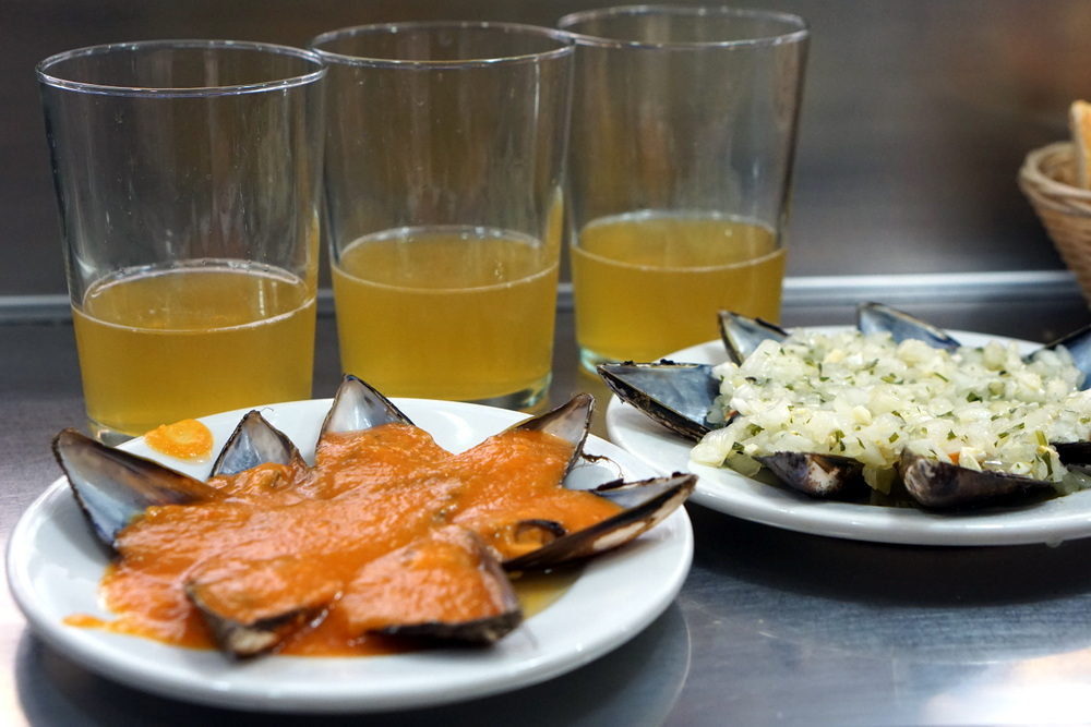 Visitar San Sebastián en invierno es una gran oportunidad para probar sidra local y deliciosos pintxos.