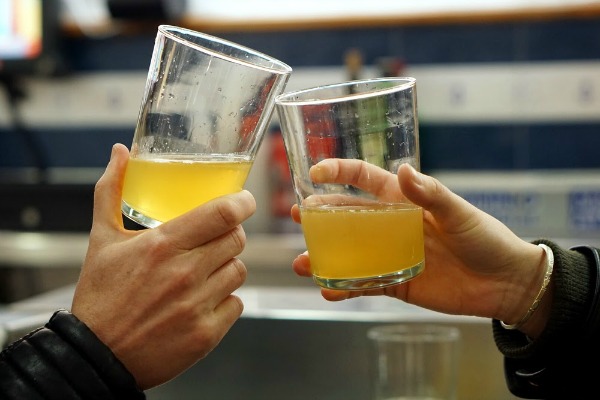 ¡La famosa sidra de la región no puede faltar en nuestra guía de regalos de San Sebastián!