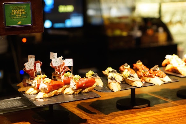 ¡Haz un recorrido de pintxos por varios bares si realmente quieres comer como un lugareño en San Sebastián!
