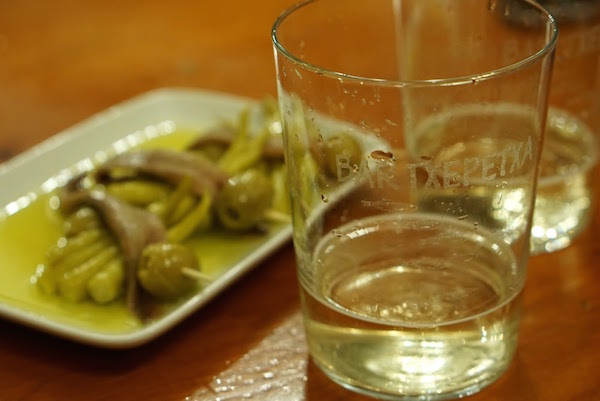 ¡Come como un local en San Sebastián y bebe como uno también! ¡Prueba un poco de txakoli o sidra!
