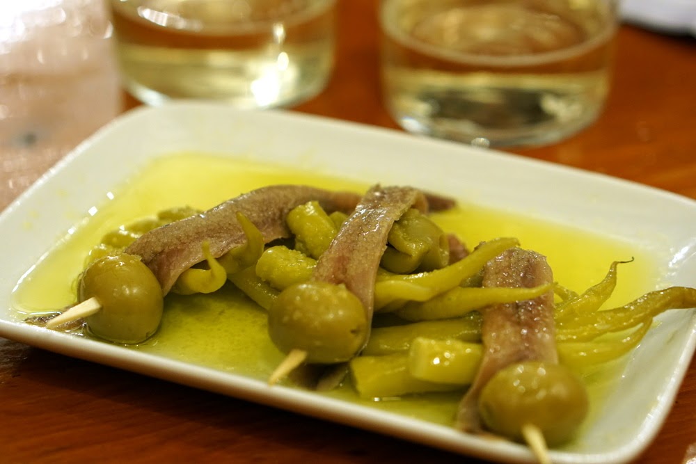 ¿No sabes cuál de los muchos pintxos de San Sebastián probar? ¡Empieza con la clásica Gilda!