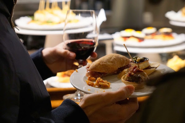Para comer realmente como un local en San Sebastián, ¡recuerda revisar la pizarra y la barra para ver tus opciones de pintxos!