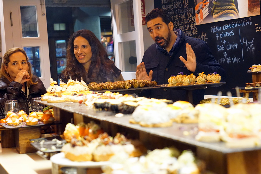 Tour de pintxos locales en San Sebastián