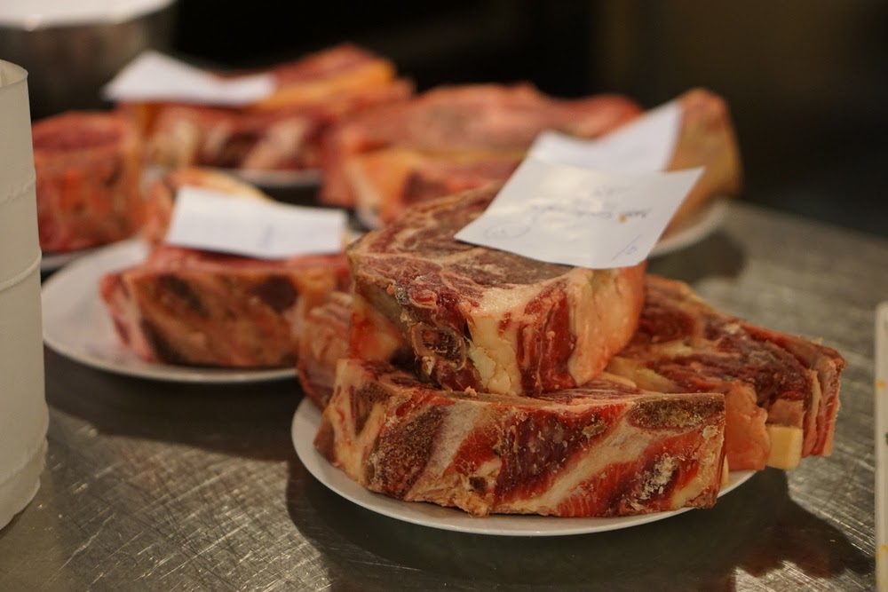 Los enormes y jugosos chuletones que se sirven en la Txuleteria del Iraeta están tan llenos de sabor que puedes ver la carne fresca cuando entras al restaurante, ¡e incluso ver cómo te la asan a la parrilla! Esta es definitivamente una de nuestras mejores opciones para comer en el barrio de Gros San Sebastián.