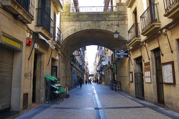 Tómate un tiempo para perderte por las sinuosas calles del casco antiguo durante tus 24 horas en San Sebastián.