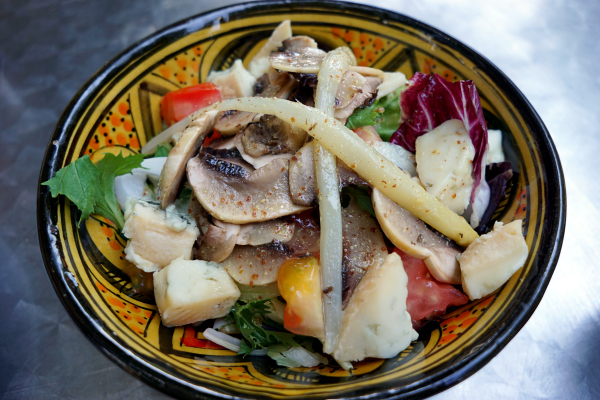 ¿Te preguntas dónde comer en Sevilla? Esta deliciosa ensalada proviene de Arte y Sabor, un gran restaurante fusión en la Alameda de Hércules.