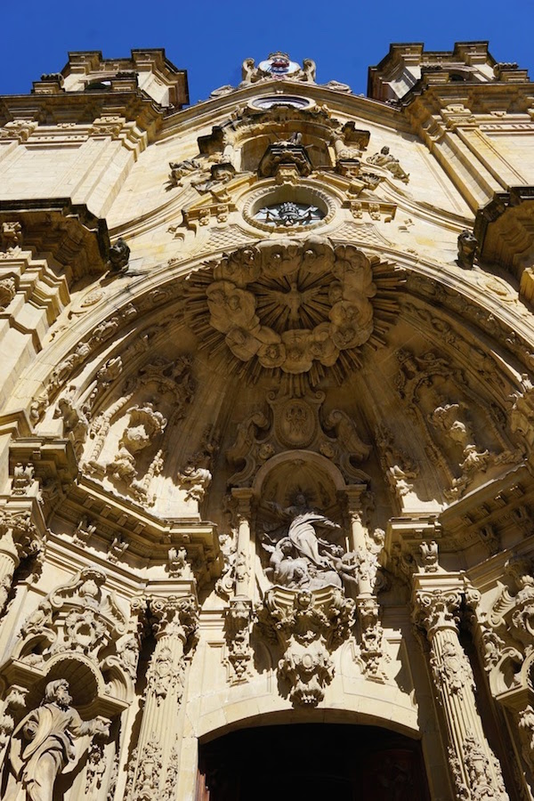 ¡Asegúrate de visitar una iglesia local, como la catedral o la Basílica de Santa María del Coro, durante tus 3 días en San Sebastián!
