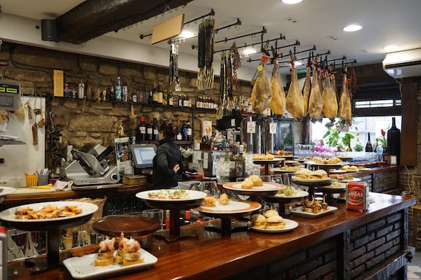 Por último, pero no menos importante en nuestra guía familiar de San Sebastián: ¡la comida! ¡A los niños les encanta comer pintxos!