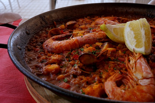 Cuando preguntan por la cocina donostiarra, muchos preguntan por la paella y el arroz del Restaurante Ama-Lur es espectacular, se sirven gambas frescas y, por supuesto, una gran rodaja de limón. Si te preguntas dónde comer en el barrio del Gros de San Sebastián, ¡pruébalo!