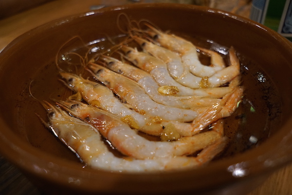 Estas deliciosas gambas de La Pepona son unas de nuestras tapas gourmet favoritas en Sevilla.