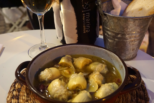 ¿Te preguntas dónde comer en Sevilla? Prueba deliciosas tapas cocinadas, en la Antigua Abaceria de San Lorenzo, en el barrio de la Alameda.