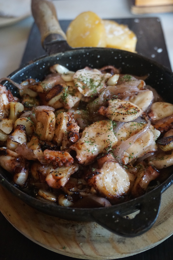 Este pulpo de Vinería San Telmo es una de nuestras tapas gourmet favoritas en Sevilla.