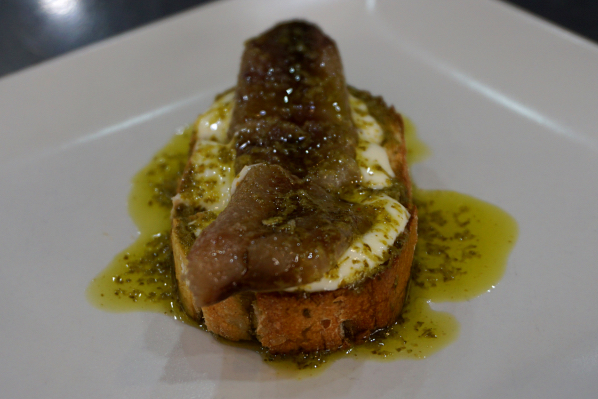 ¿Te preguntas dónde comer en el barrio de El Arenal de Sevilla? Tienes que probar esta deliciosa tapa de sardina ahumada con salsa verde picante, nuestra tapa favorita en Bodeguita Romero.
