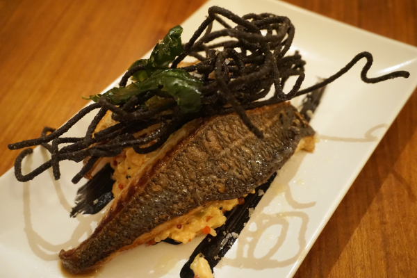 Este es un delicioso plato de besugo y arroz meloso. ¡Es una de nuestras tapas gourmet favoritas en Sevilla y no te la puedes perder!