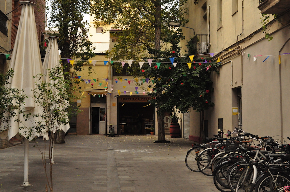 ¡El barrio de Sant Antoni está lleno de rincones con encanto como esta callecita! También es un gran lugar para los amantes de la comida, con algunas de las mejores comidas en Barcelona y, por supuesto, lea nuestra guía completa de algunos de los mejores lugares para comer en Sant Antoni.