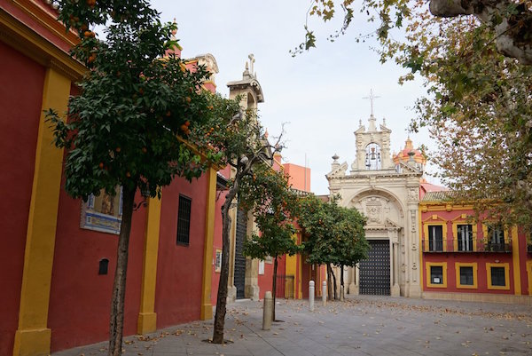 Ahora que ya sabes dónde comer en Sevilla el lunes, ¡no dejes de dar un paseo por el bonito barrio de San Lorenzo!