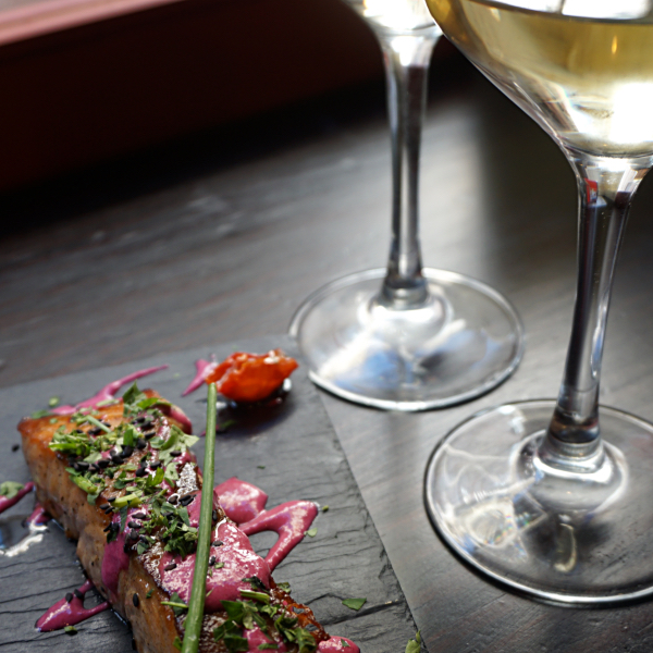 El tataki de salmón y salsa de remolacha de La Bartola es una de nuestras tapas gourmet favoritas en Sevilla.