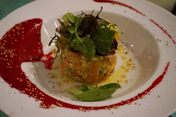 Uno de los mejores restaurantes de Sevilla es sin duda ConTendedor, donde podrás probar todo tipo de platos estupendos como este tartar de salmón.