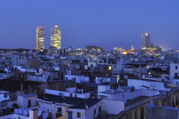 ¡Nos encanta pasar las calurosas noches de verano en uno de los mejores rooftop bars de Barcelona! Sky Bar es especialmente hermoso por la noche.