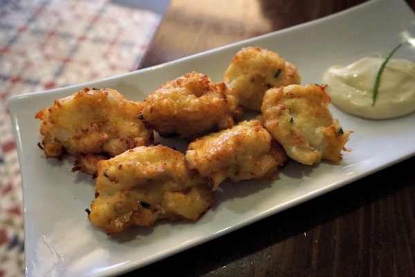La ración de bacalao frito de El Almacén es un referente culinario en la ciudad de Jerez. Presentado con una cucharada de deliciosa mayonesa, este es un gran ayuno para probar durante su viaje de un día a Jerez.