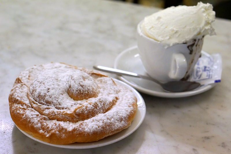 Santo cielo, estamos obsesionados con el chocolate caliente español, ¡y no hay mejor lugar para conseguirlo que Granja Viader! ¡Ve allí por uno de los mejores desayunos de Barcelona!
