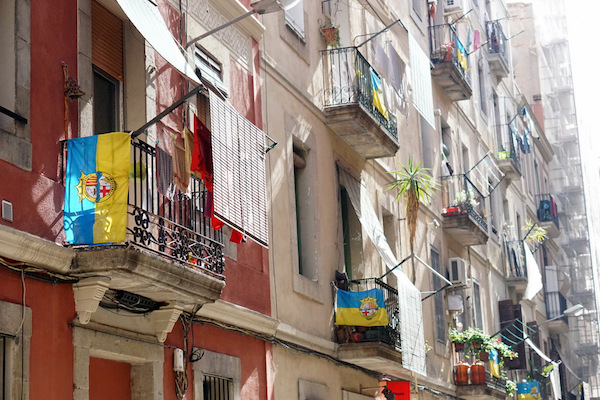 ¡Encuentra los mejores lugares para dormir, comer y beber en nuestra guía de Barcelona para principiantes!