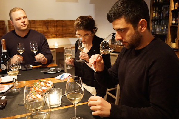 ¿Quieres aprender sobre los vinos españoles, y pasar un buen rato haciéndolo? ¡Entonces únase a nosotros en nuestro tour de degustación de vinos y tapas en Barcelona!