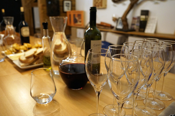 ¿Hubo alguna vez algo más hermoso que una variedad de tapas españolas y vino tinto, esperando ser comido? ¡Únete a nosotros en nuestro nuevo tour de tapas y vinos en Barcelona!