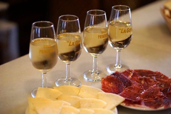 jamón, queso y manzanilla en nuestro tour de tapas y flamenco en Sevilla