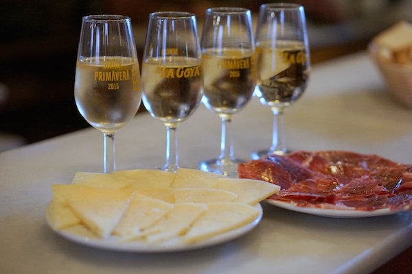 ¡Pierde jamón y queso y prueba el vino en una de las mejores vinotecas de Sevilla!